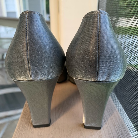 Salvatore Ferragamo Pewter Gray metallic pumps - Picture 2 of 7